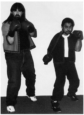The on-guard position of the kali stickboxer resembles the posture of the Western boxer.